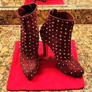 ⭐️🌴Christian Louboutin Ariella Clou Suede Studded Ankle Booties. EU 39.